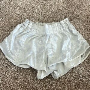 Hotty Hot Low-Rise 2.5” Lululemon Shorts Size 4